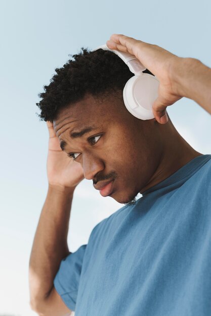 Retrato de hombre con auriculares al aire libre