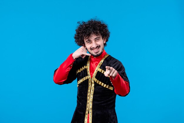Retrato de hombre azerí sonriente en traje tradicional tiro de estudio fondo azul primavera bailarina étnica novruz