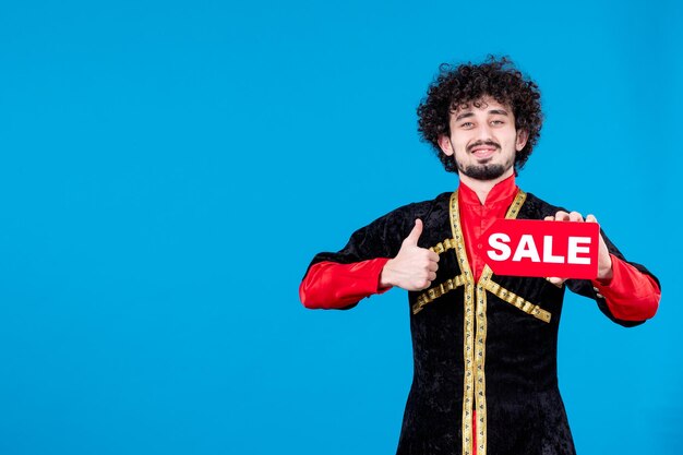 Retrato de hombre azerí en traje tradicional con placa de identificación de venta fondo azul compras de primavera étnica novruz