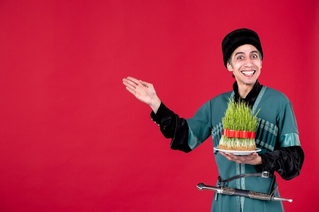 Foto gratuita retrato de hombre azerí en traje tradicional con semeni en la primavera de novruz étnica de vacaciones bailarina roja