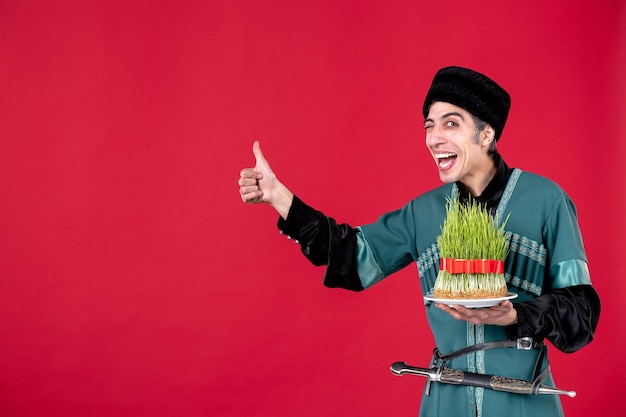 Foto gratuita retrato de hombre azerí en traje tradicional con semeni en rojo étnico novruz vacaciones de primavera