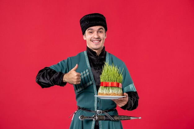 Retrato de hombre azerí en traje tradicional con semeni en rojo