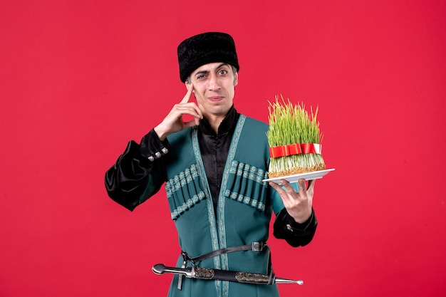 Retrato de hombre azerí en traje tradicional con semeni en rojo