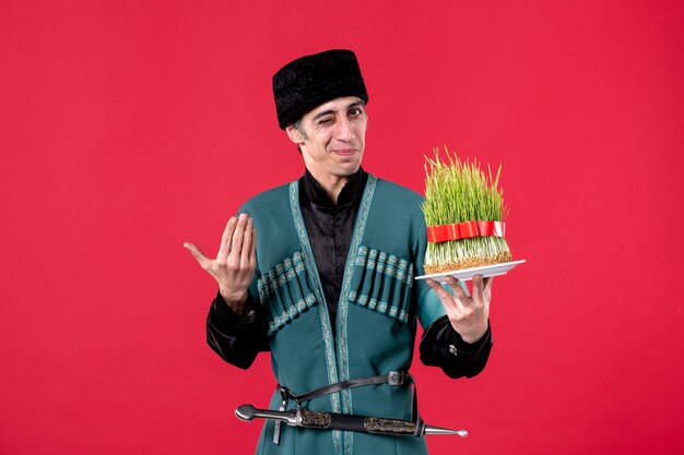 Retrato de hombre azerí en traje tradicional con semeni en rojo