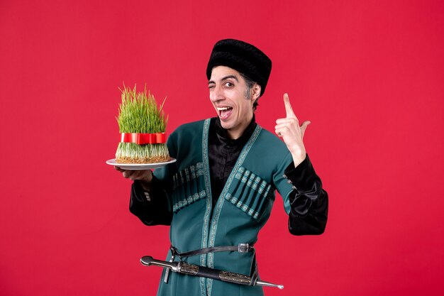 Retrato de hombre azerí en traje tradicional con semeni en rojo