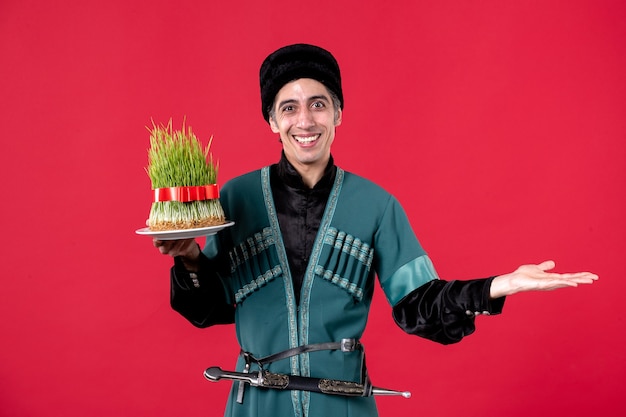 Foto gratuita retrato de hombre azerí en traje tradicional con semeni en rojo