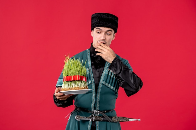 Retrato de hombre azerí en traje tradicional con semeni en rojo