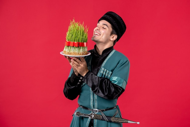 Retrato de hombre azerí en traje tradicional con semeni en rojo