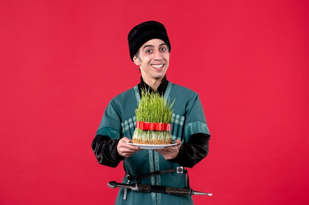 Retrato de hombre azerí en traje tradicional con semeni en rojo