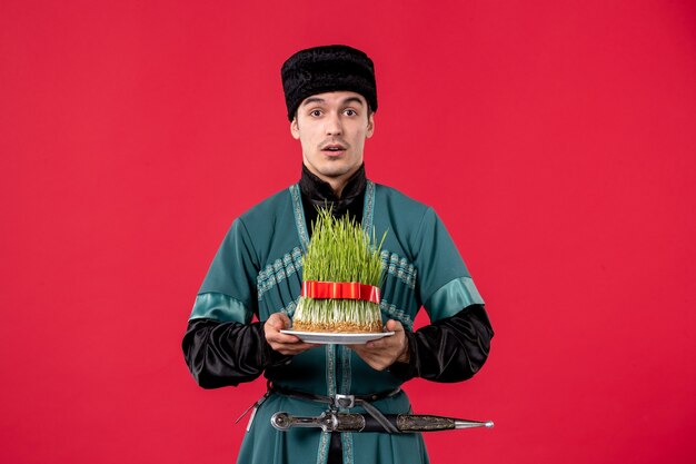 Retrato de hombre azerí en traje tradicional con semeni en rojo