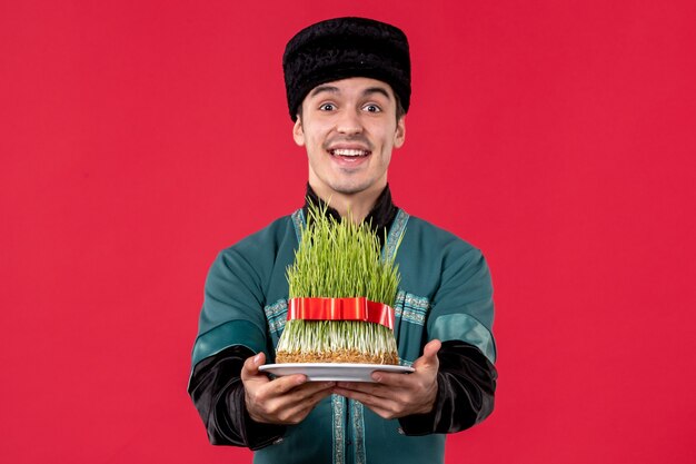Foto gratuita retrato de hombre azerí en traje tradicional con semeni en rojo