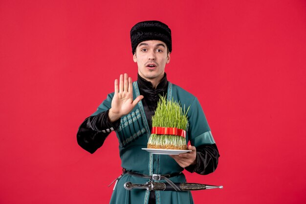 Retrato de hombre azerí en traje tradicional con semeni en rojo