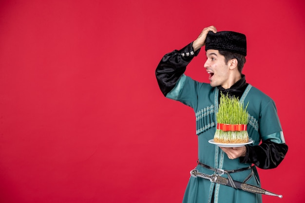 Retrato de hombre azeri en traje tradicional con semeni studio shot concepto de primavera de novruz rojo
