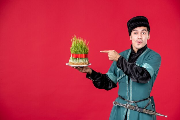 Retrato de hombre azeri en traje tradicional con semeni studio shot concepto rojo