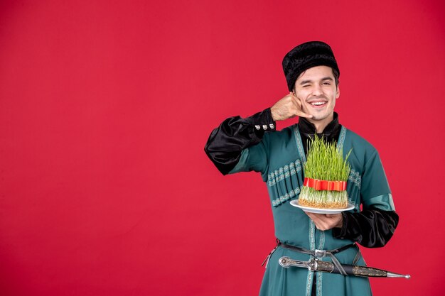 Retrato de hombre azeri en traje tradicional con semeni studio shot concepto rojo