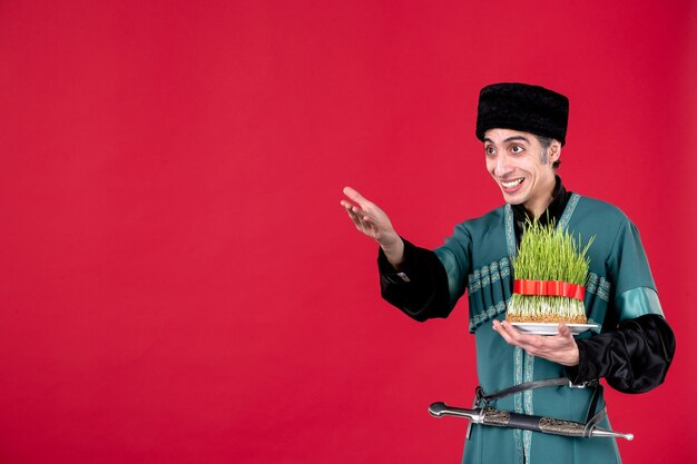 Foto gratuita retrato de hombre azeri en traje tradicional con semeni verde en primavera de vacaciones étnicas bailarina roja