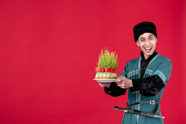 Retrato de hombre azerí en traje tradicional con semeni verde sobre rojo