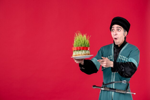 Retrato de hombre azerí en traje tradicional con semeni verde sobre rojo