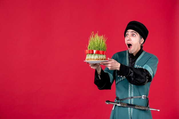 Retrato de hombre azerí en traje tradicional con semeni verde sobre rojo