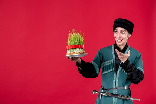 Retrato de hombre azeri en traje tradicional sosteniendo semeni en bailarina roja novruz primavera étnica