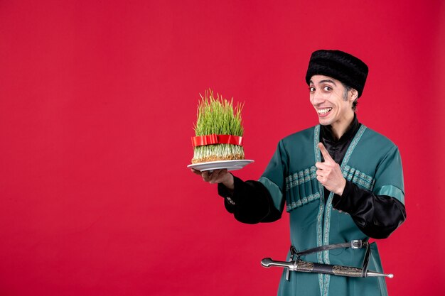 Retrato de hombre azerí en traje tradicional sosteniendo semeni en rojo vacaciones bailarina novruz primavera étnica