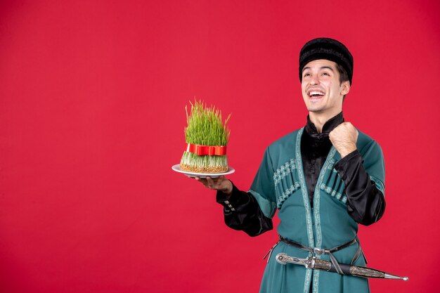 Retrato de hombre azeri en traje tradicional sosteniendo semeni studio shot bailarina roja bailarina de primavera