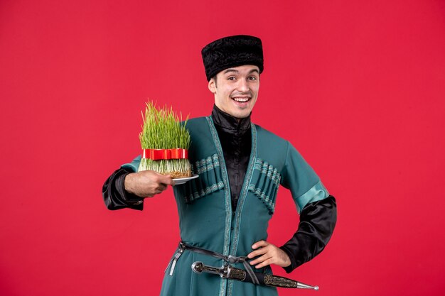 Retrato de hombre azeri en traje tradicional sosteniendo semeni studio shot bailarina roja novruz ejecutante primavera