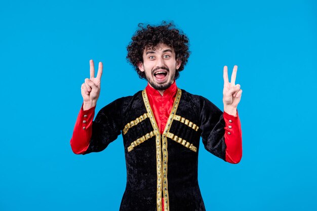 Retrato de hombre azerí en traje tradicional tiro de estudio fondo azul concepto étnico novruz