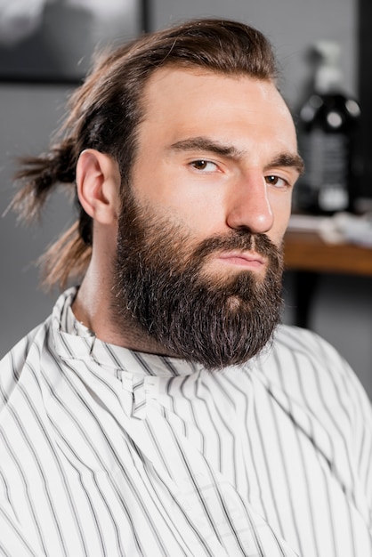 Retrato de un hombre barbudo adulto medio