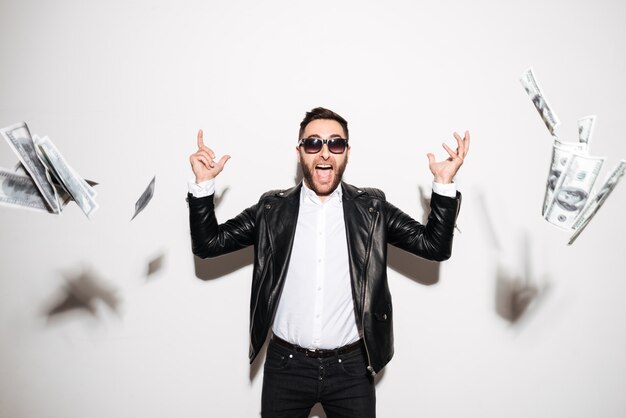 Retrato de un hombre barbudo alegre celebrando el éxito