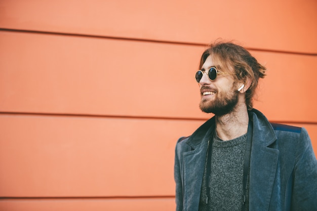 Foto gratuita retrato de un hombre barbudo alegre