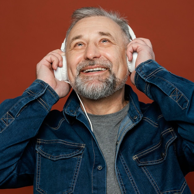 Foto gratuita retrato de hombre barbudo con auriculares