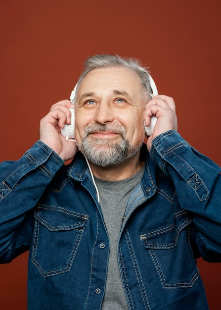 Foto gratuita retrato de hombre barbudo con auriculares