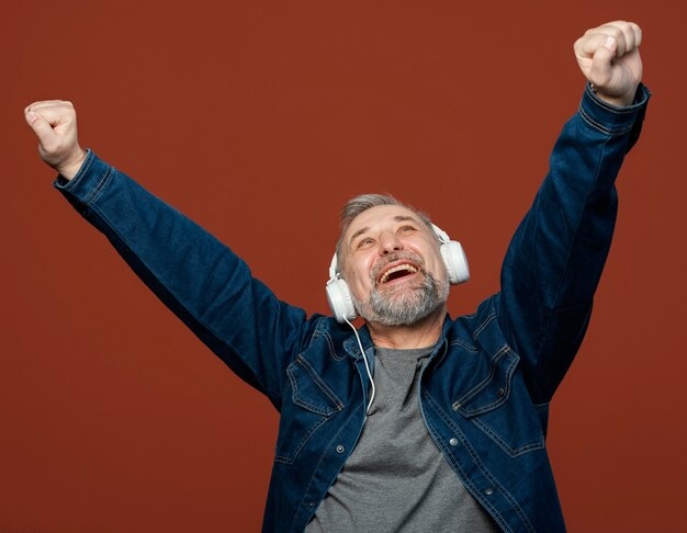 Retrato de hombre barbudo con auriculares