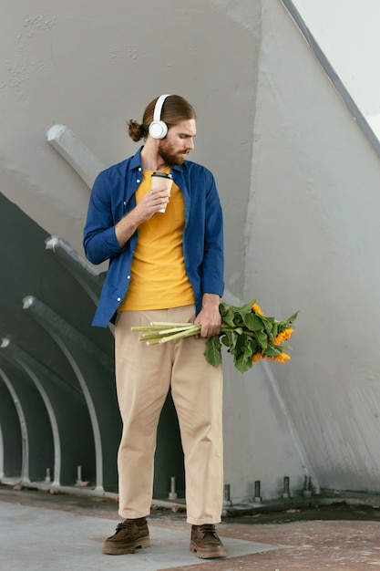 Foto gratuita retrato de hombre barbudo con auriculares