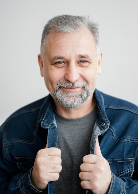 Retrato de hombre barbudo con chaqueta vaquera