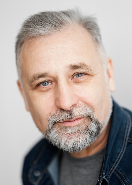 Foto gratuita retrato de hombre barbudo con chaqueta vaquera