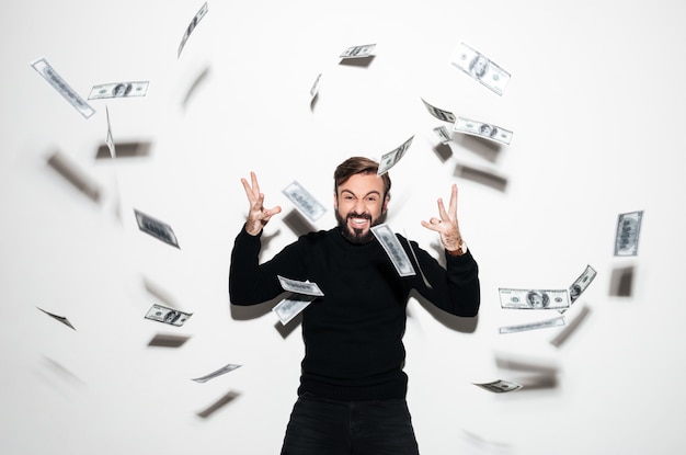 Retrato de un hombre barbudo feliz celebrando el éxito