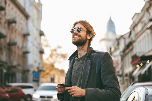 Retrato de un hombre barbudo feliz