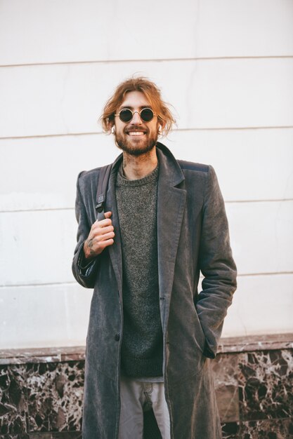 Retrato de un hombre barbudo feliz