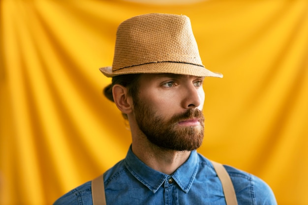 retrato, de, hombre barbudo, con, sombrero de paja