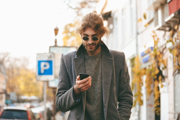 Retrato de un hombre barbudo sonriente en auriculares