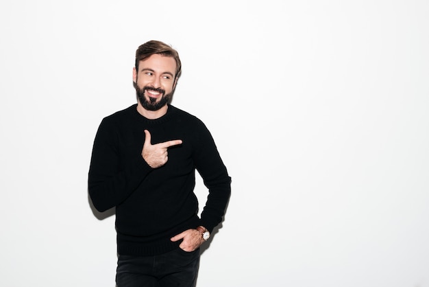 Retrato de un hombre barbudo sonriente de pie