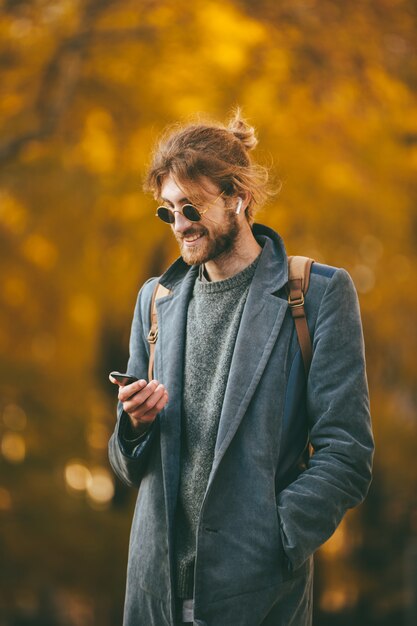 Retrato de un hombre barbudo sonriente