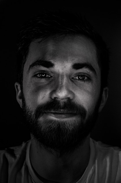 Foto gratuita retrato, de, hombre barbudo, sonriente