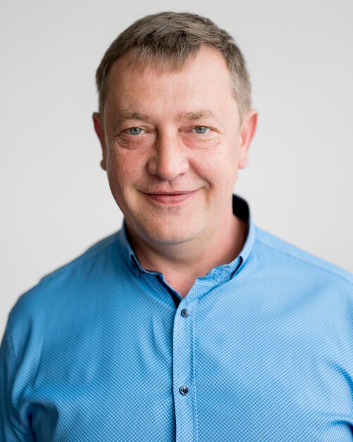 Retrato de hombre con camisa azul