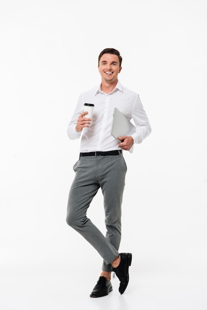 Retrato de un hombre con una camisa blanca