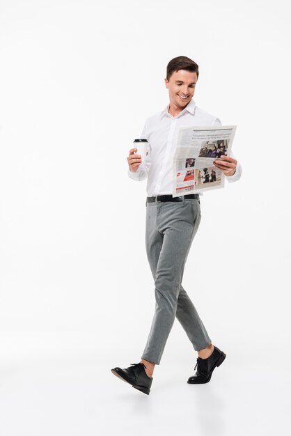 Retrato de un hombre con una camisa blanca