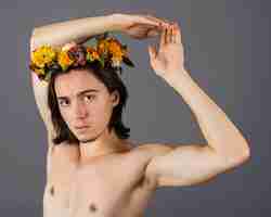 Foto gratuita retrato de hombre sin camisa con corona de flores