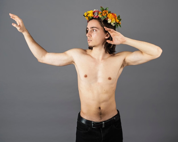 Foto gratuita retrato de hombre sin camisa con corona de flores